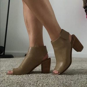 Catherine Malandrino Women’s tan wedge booties 6.5